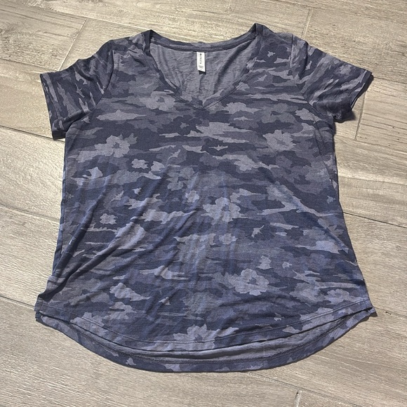 🌸Athleta Breezy Scoop V-Neck Tee Flora Camo Tempest Violet S/657750 - Picture 2 of 5